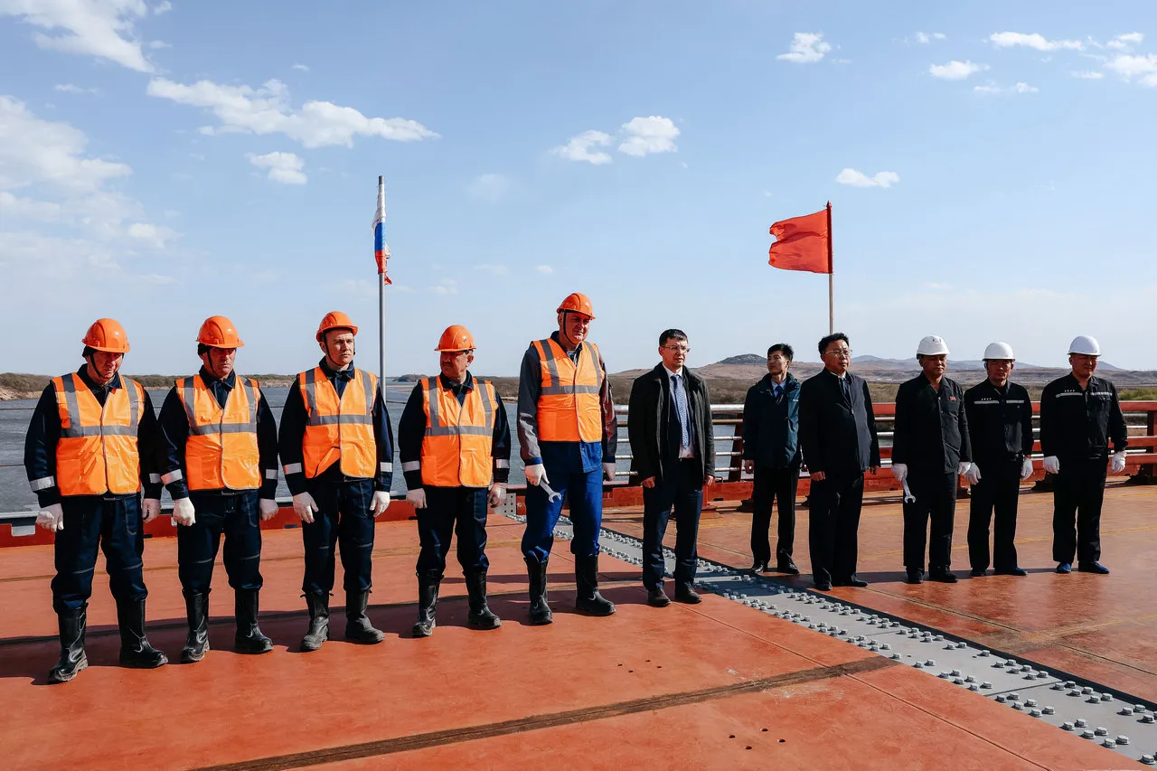 СТРОЯЩИЙСЯ НА РЕКЕ ТУМАННАЯ АВТОМОБИЛЬНЫЙ МОСТ МЕЖДУ РОССИЕЙ И КНДР СОСТЫКОВАН