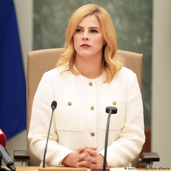 ПРЕМЬЕР-МИНИСТР ЛАТВИИ УШЛА В ОТСТАВКУ