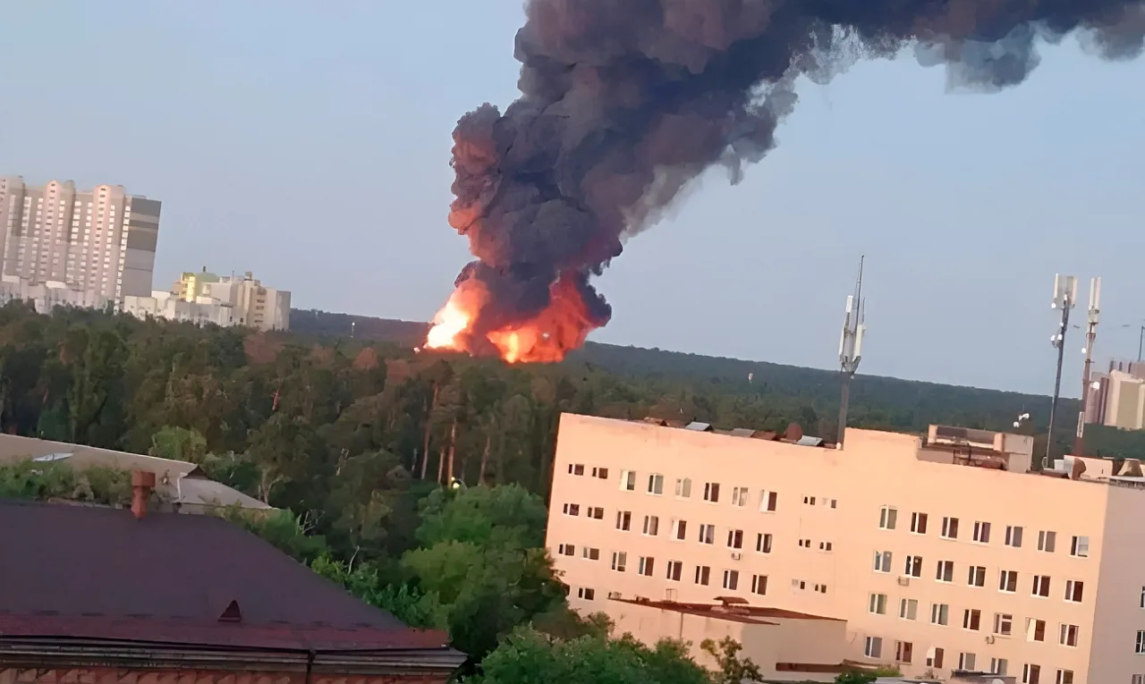 РУССКИМИ ВОЙСКАМИ НАНЕСЕНЫ УДАРЫ ПО МЕСТУ ДИСЛОКАЦИИ ТРЁХ ВОИНСКИХ ЧАСТЕЙ И СКЛАДАМ ВСУ В КИЕВЕ