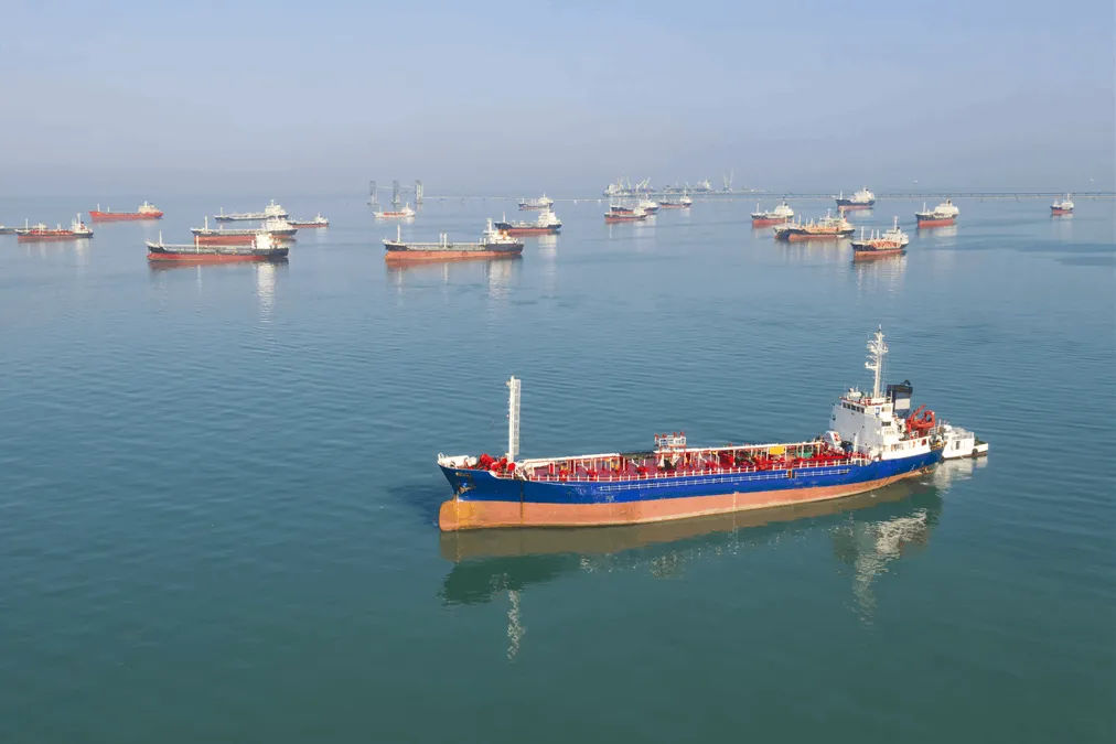 IMO НАЧАЛА ОПЕРАЦИЮ ПО ВЫВОДУ СОТЕН СУДОВ ИЗ ПЕРСИДСКОГО ЗАЛИВА
