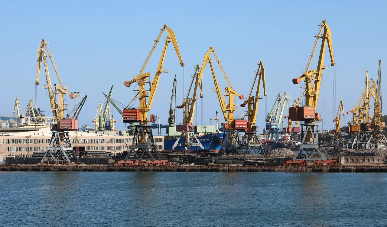 НА УКРАИНЕ ЗАЯВЛЯЮТ О ПОЛНОЙ ОСТАНОВКЕ СУДОХОДСТВА В ПОДКОНТРОЛЬНЫЕ УКРАИНЕ  ПОРТЫ