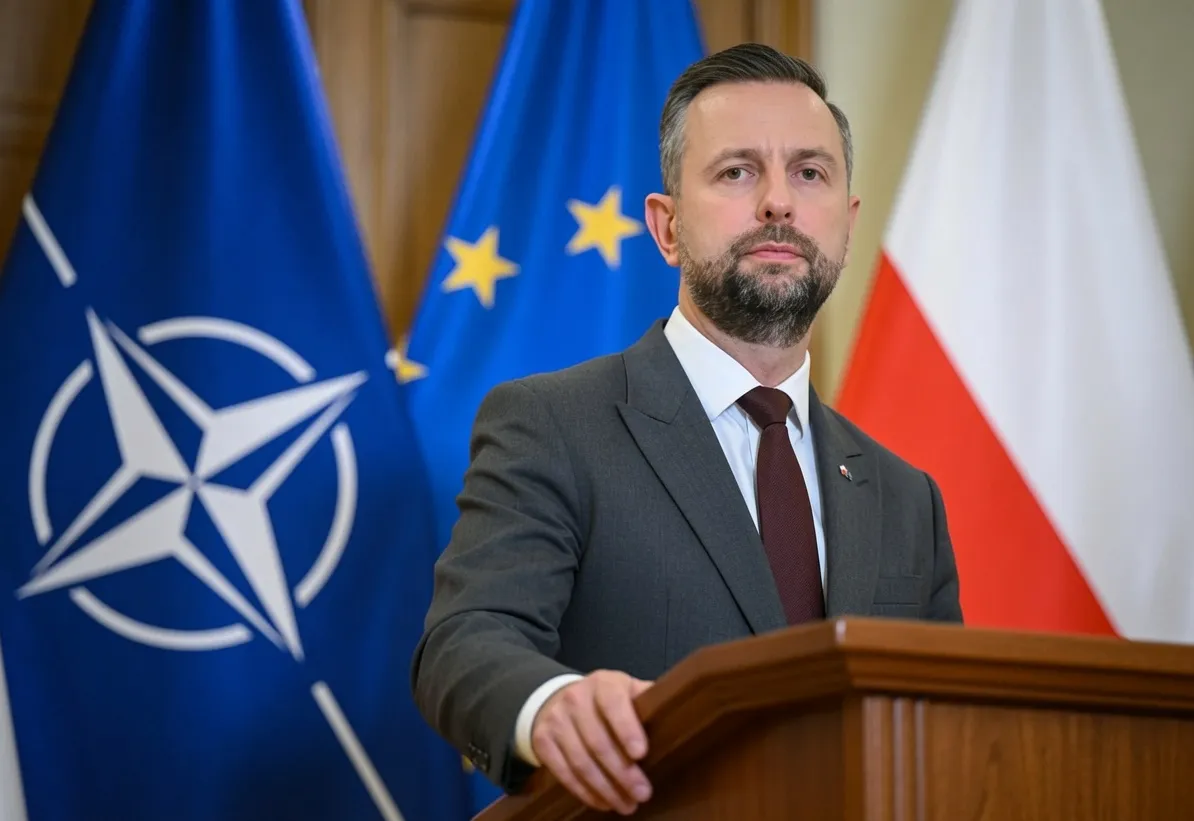 ПОЛЬСКИЙ МИНИСТР ОБОРОНЫ ПРИЗВАЛ УКРАИНЦЕВ СОБЛЮДАТЬ ЗАКОНЫ СТРАНЫ