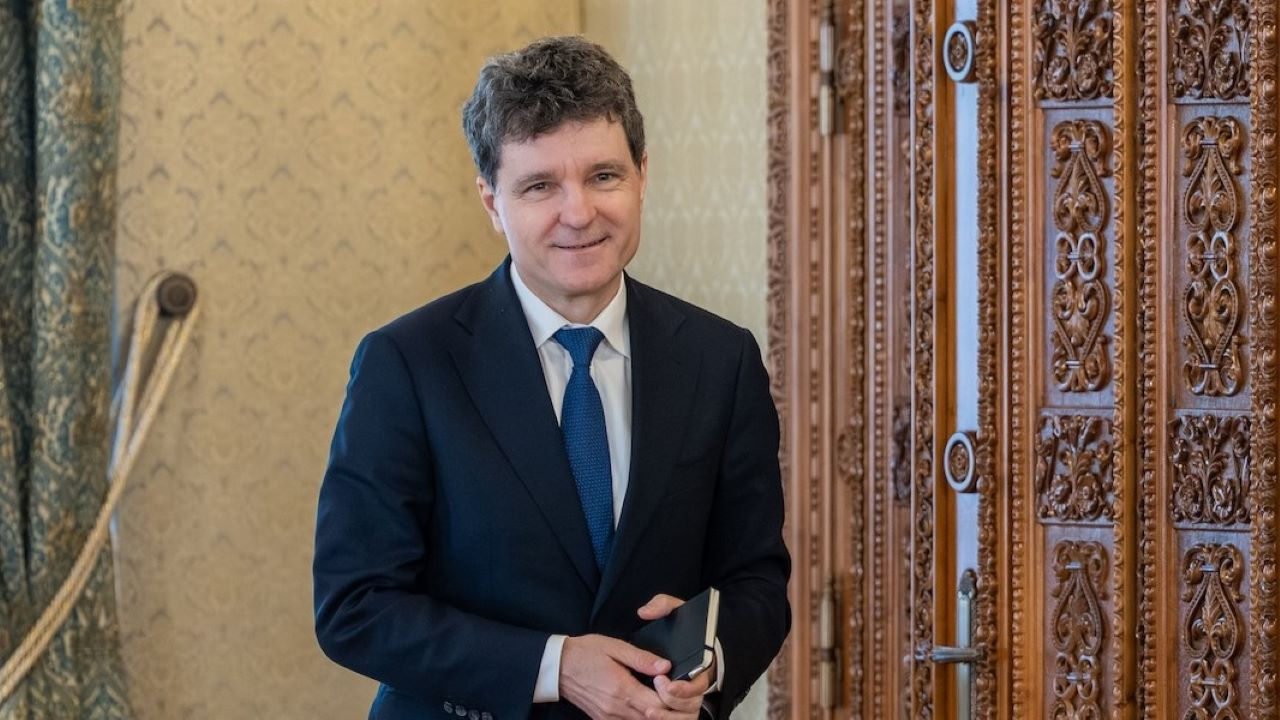 ПРЕЗИДЕНТ РУМЫНИИ ВОЗОБНОВЛЯЕТ КОНСУЛЬТАЦИИ С ПАРТИЯМИ В ПОПЫТКЕ НАЗНАЧИТЬ ПРЕМЬЕРА