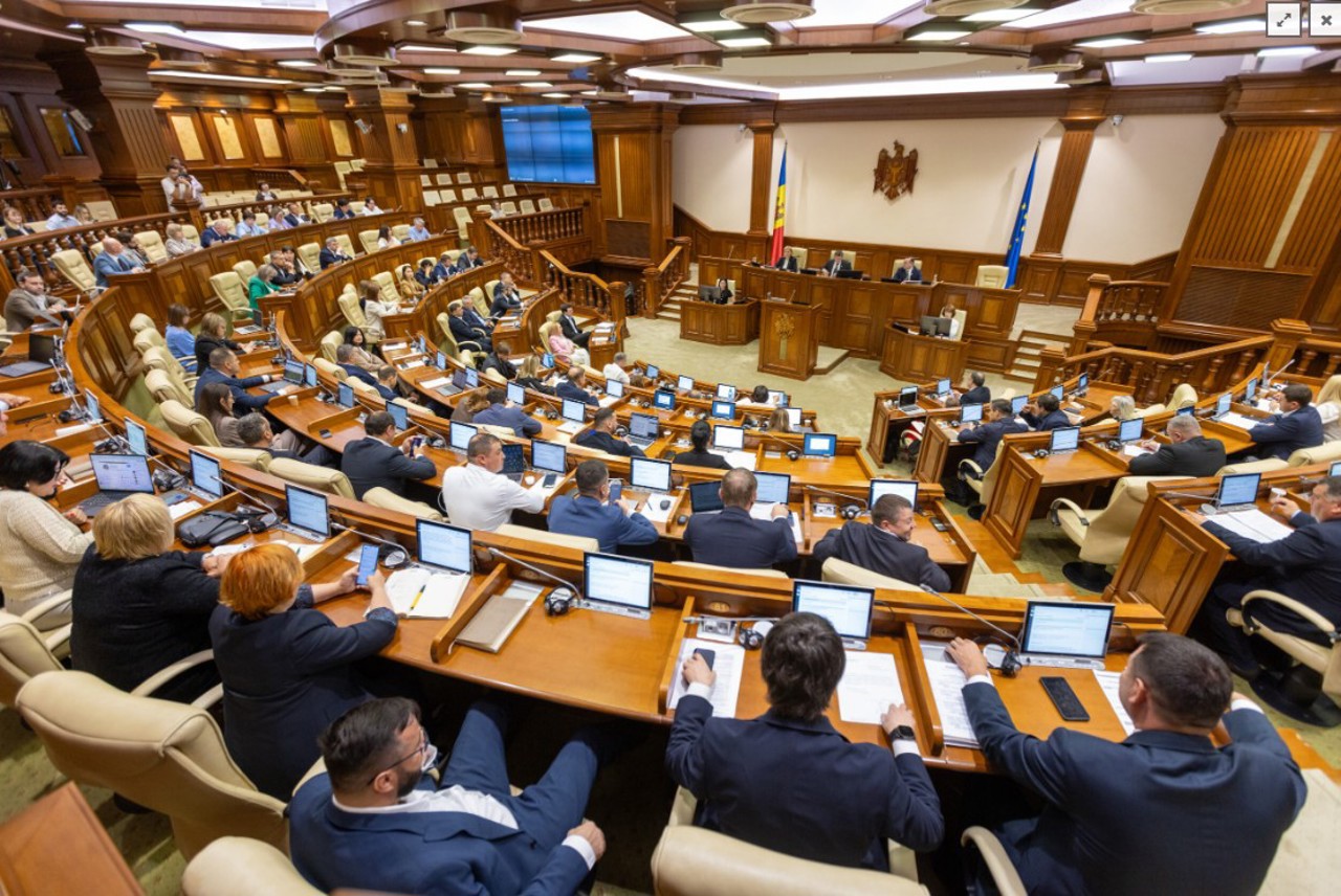 ДЕПУТАТЫ ВОЗВРАЩАЮТСЯ К РАБОТЕ: ОСЕННЯЯ СЕССИЯ ПАРЛАМЕНТА СТАРТУЕТ 1 СЕНТЯБРЯ
