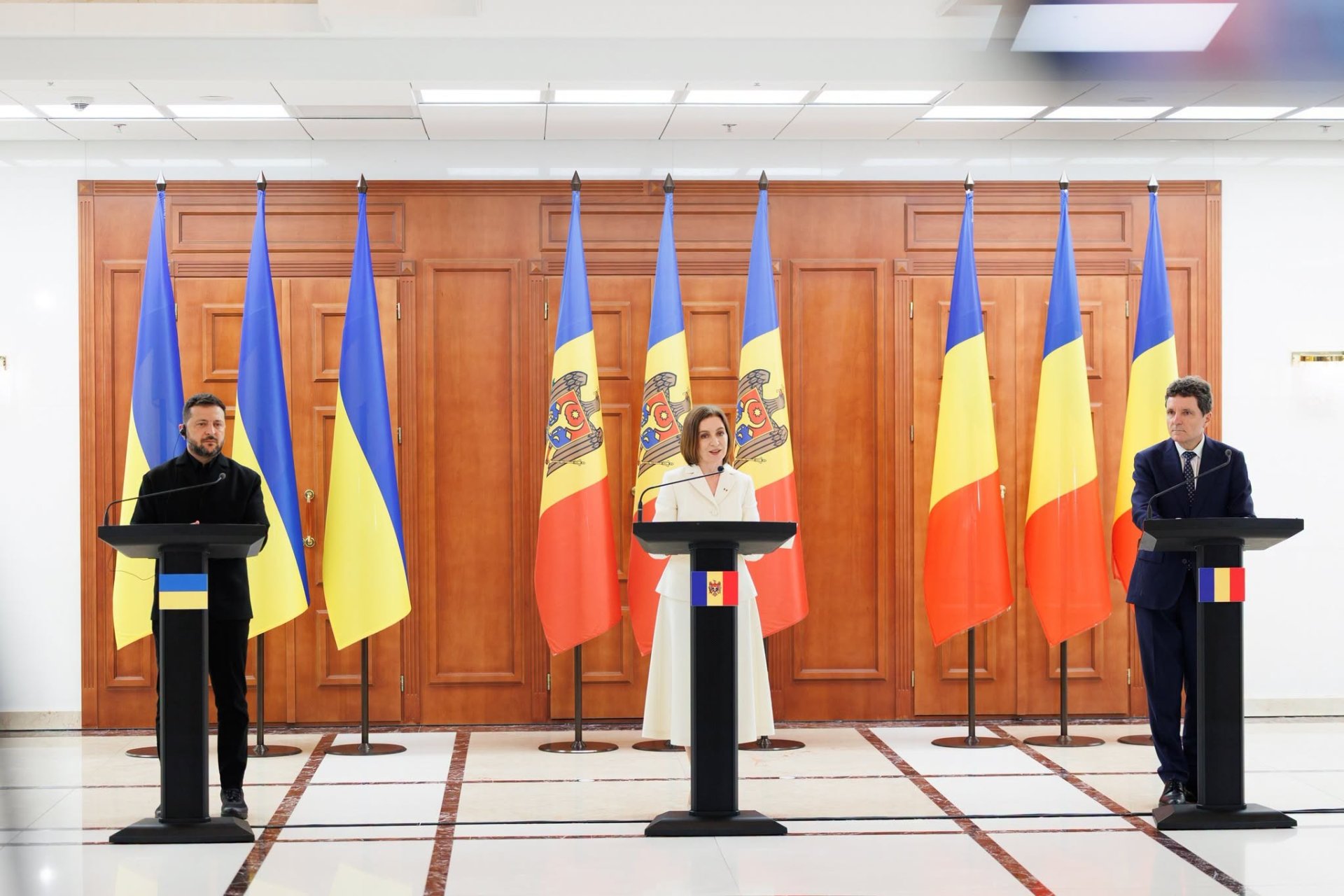 ЗАЯВЛЕНИЯ ПРЕЗИДЕНТА МАЙИ САНДУ НА СОВМЕСТНОЙ ПРЕСС КОНФЕРЕНЦИИ С ПРЕЗИДЕНТОМ УКРАИНЫ ВЛАДИМИРОМ ЗЕЛЕНСКИМ И ПРЕЗИДЕНТОМ РУМЫНИИ НИКУШОРОМ ДАНОМ