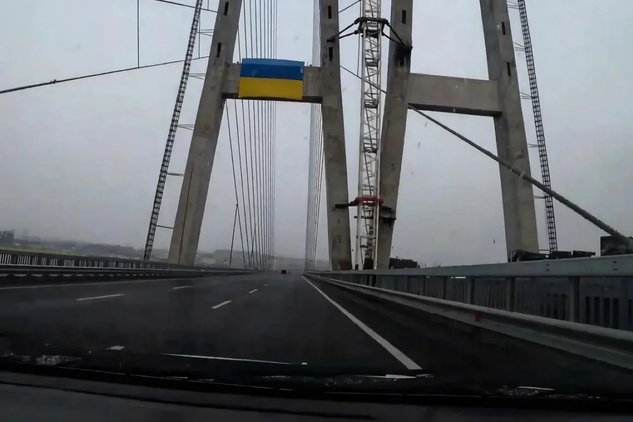 НА ВАНТОВЫЙ МОСТ В ЗАПОРОЖЬЕ ПОСЛЕ УДАРОВ НЕ ПУСКАЮТ ГРУЗОВИКИ