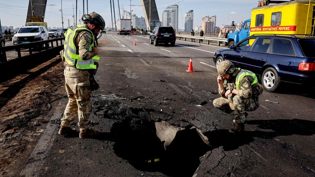 НАРДЕП ВРУ: ЖИТЕЛИ МАССОВО ПОКИДАЮТ КИЕВ НА ФОНЕ УДАРОВ ПО МОСТАМ
